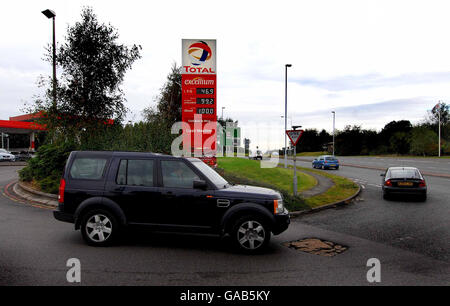 Vista generale dei veicoli che lasciano una stazione di servizio nel Derbyshire meridionale. Il nuovo prezzo del carburante viene visualizzato con il carburante diesel a 1 litro e il carburante senza piombo a 99.2 pence al litro. Foto Stock