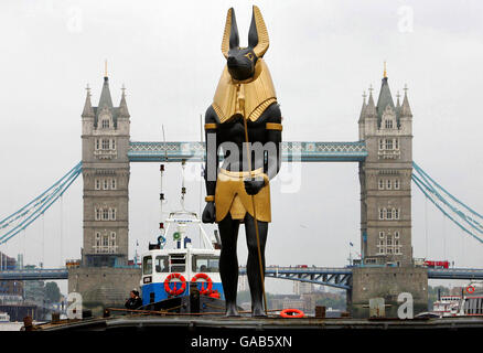 Golden Anubis sul Tamigi Foto Stock