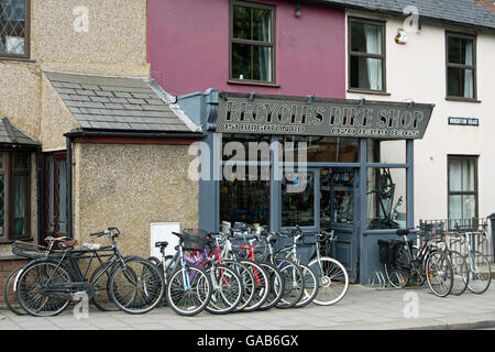 Le biciclette al di fuori di una moto usate shop a Surbiton Surrey, Inghilterra Foto Stock