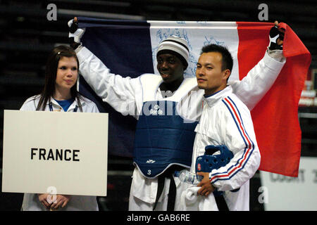 La francese Gwladys Epangue (c) celebra la vittoria contro Hwang Kyung Seon della Corea del Sud nella finale della donna anziana A-67 (Olympic Welter) Foto Stock