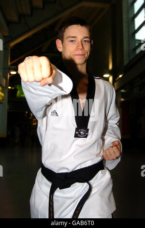 Atletica - 2007 World Taekwondo qualificazione olimpica di Pechino - Arena MASCHILE. Un concorrente mostra le sue abilità Taekwondo Foto Stock