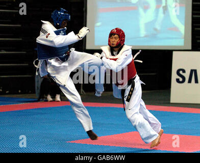 Il francese Gwladys Epangue (l) sulla strada per vincere contro Hwang Kyung Seon della Corea del Sud nella finale del Senior femmina A-67 (Olympic Welter) Foto Stock