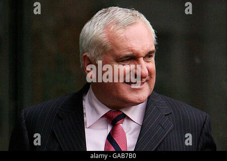 Taoiseach Bertie Ahern lascia il Tribunale di Mahon a Dublino dopo il suo terzo giorno nella scatola dei testimoni. Foto Stock