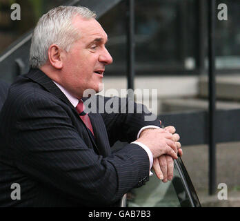 Taoiseach Bertie Ahern lascia il Tribunale di Mahon a Dublino dopo il suo terzo giorno nella scatola dei testimoni. Foto Stock