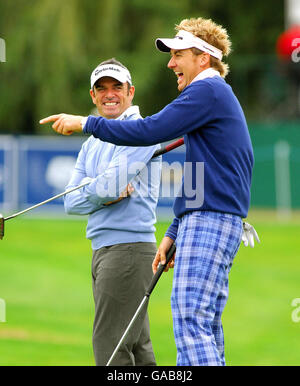 Paul McGinley in Irlanda (a sinistra) e Ian Poulter in Inghilterra (a destra) condividono una battuta durante i Quinn Direct British Masters al Belfry, Wilshaw, Sutton Coldfield. Foto Stock