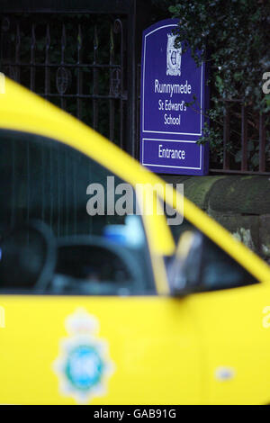 Polizia e ufficiali forensi fuori dal St Edwards College, a Sandfield Park, West Derby, Liverpool dopo un dispositivo esplosivo detonato sotto un'auto. Foto Stock