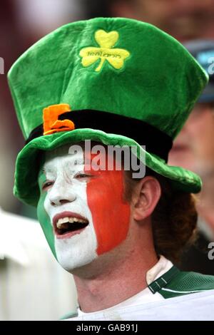 Rugby Union - IRB Coppa del mondo di Rugby 2007 - Pool D - Francia / Irlanda - Stade de France. Un fan irlandese mostra il suo sostegno, nelle tribune durante la partita. Foto Stock