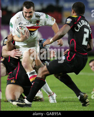 L'Iestyn Harris di Bradford Bulls si muove verso la linea per segnare durante la partita di play-off Engage Super League elimination al Grattan Stadium, Odsal, Bradford. Foto Stock