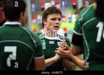 Rugby Union - IRB Coppa del mondo di Rugby 2007 - Pool D - Francia / Irlanda - Stade de France. Il capitano irlandese Brian o'Driscoll sembra sconsolato alla fine del gioco come il suo crollo laterale per sconfiggere contro la Francia. Foto Stock