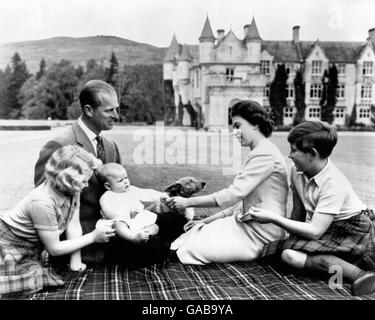 Seduti comodamente su un tappeto di tartan, i membri della famiglia reale giocano con il principe Andrew nei terreni di Balmoral. Foto Stock
