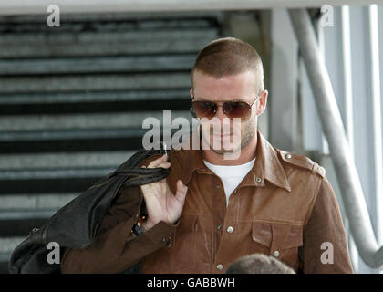 David Beckham torna all'aeroporto di Heathrow, Londra, dopo che suo padre Ted ha subito un attacco di cuore. Foto Stock