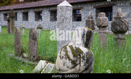 Storico Ottomano in tombstone Huseyin Pasha moschea di Pljevlja, Montenegro. Foto Stock