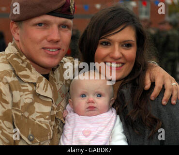 I soldati degli Hussari reali del re tornano a casa. Trooper Craig Ruse è riunita con sua moglie Helen. Foto Stock