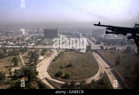 Una vista parziale della capitale irachena Baghdad vista da un elicottero dell'esercito degli Stati Uniti, sulla rotta dall'aeroporto internazionale di Baghdad alla fortificata zona verde di Baghdad. Foto Stock