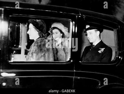 La principessa Elisabetta e il suo marito, il principe Filippo di Grecia, lasciano Buckingham Palace in macchina dopo aver visto le molte centinaia di regali di nozze. Foto Stock