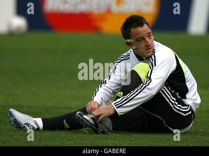 Calcio - UEFA Champions League - Gruppo B - Valencia / Chelsea - allenamento - Stadio Mestalla. Il capitano del Chelsea John Terry sfoggia una maschera per proteggere la sua guancia fratturata Foto Stock