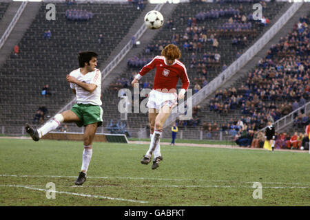 Calcio - Internazionale amichevole - Polonia / Bulgaria - Stadion Dziesieciolecia. Zbigniew Boniek in Polonia (r) in azione con Tiszanski in Bulgaria (l) Foto Stock