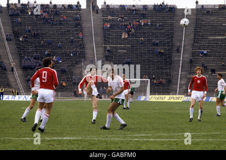 Wladyslaw Zmuda della Polonia spara verso l'obiettivo sopra la testa di Iliev della Bulgaria (c). La Polonia Zbigniew Boniek (r) guarda sopra Foto Stock