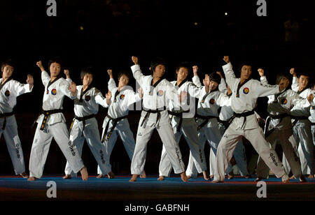 Il Korean Tigers Demonstration Team si esibir durante la qualificazione olimpica di World Taekwondo Bejing 2007 presso LA MEN Arena di Manchester. Foto Stock