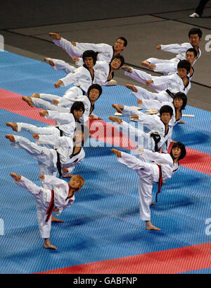 Il Korean Tigers Demonstration Team si esibir durante la qualificazione olimpica di World Taekwondo Bejing 2007 presso LA MEN Arena di Manchester. Foto Stock