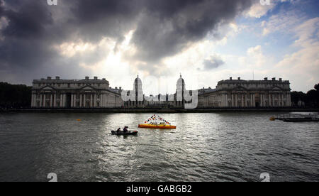 Jason Lewis conclude il suo viaggio umano alimentato in tutto il mondo al Greenwich Meridian di Greenwich, Londra. Foto Stock