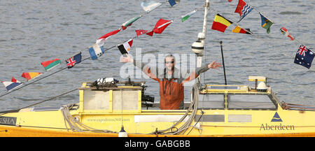 Jason Lewis conclude il suo viaggio umano alimentato in tutto il mondo al Greenwich Meridian di Greenwich, Londra. Foto Stock