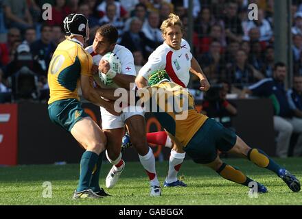 Rugby Union - IRB Coppa del mondo di Rugby 2007 - Quarter Final - Australia / Inghilterra - Stade Velodrome. Jason Robinson in Inghilterra è affrontato da Berrick Barnes (a sinistra) e Matt Giteau (a destra) in Australia Foto Stock