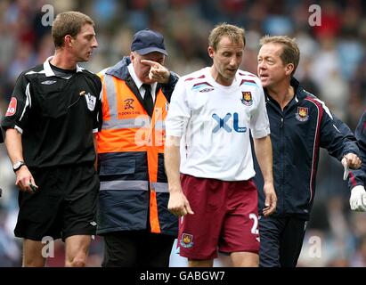 Calcio - Barclays Premier League - Aston Villa / West Ham United - Villa Park. West Ham United's Manaager Alan Curbishley (r) ha un andare all'arbitro Steve Tanner (l) Foto Stock