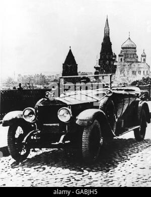 L'auto che fu usata dal 'padre della rivoluzione russa' Vladimir Iljitsch Lenin. Una Rolls Royce revisionata dai lavoratori della fabbrica di automobili Likhatschew di Mosca in modo che possa essere una mostra al Museo Lenin raffigurato nella Piazza Rossa 23 dicembre 1959 Foto Stock