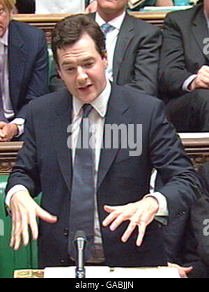 Il cancelliere ombra George Osborne risponde alla relazione pre-bilancio del cancelliere Alistair Darling in seno alla Camera del Parlamento, a Londra. Foto Stock