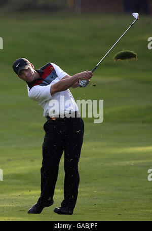 Paul Casey dell'Inghilterra, campione in difesa, gioca il suo 2° colpo sull'undicesimo fairway mentre batte Jerry Kelly (USA) 3 e 2 al Wentworth Club, Virginia Water, Surrey. Foto Stock