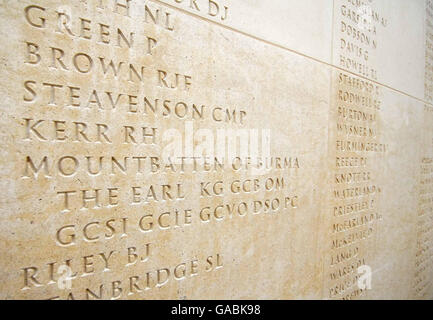 Il nome di Lord Mountbatten al nuovo National Armed Forces Memorial ad Alrewas, Staffordshire, dedicato oggi. Foto Stock