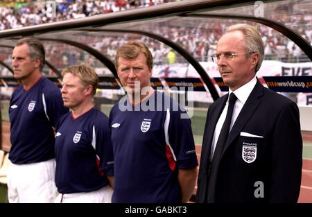 L-R: L'allenatore di portiere dell'Inghilterra Ray Clemence, l'allenatore Sammy Lee, l'allenatore Steve McClaren e il manager Sven Goran Eriksson osservano l'inno nazionale Foto Stock