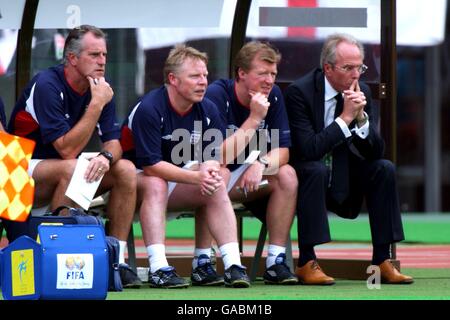 L-R: La panca inglese del allenatore di portiere Ray Clemence, allenatore Sammy Lee, allenatore Steve McClaren e manager Sven Goran Eriksson guardano l'azione contro la Nigeria Foto Stock