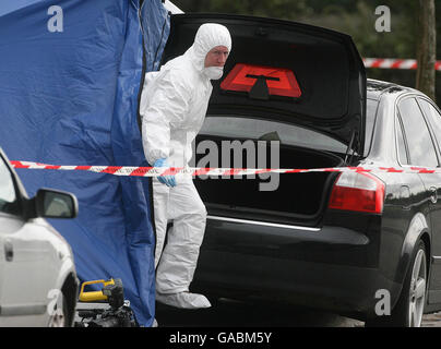 Ufficiali di Forensics assistono alla scena di una sparatoria mortale la notte scorsa di un uomo, al Casement Park a Finglas, a nord di Dublino. Foto Stock