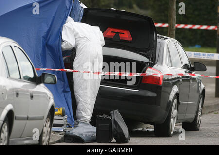 Ufficiali di Forensics assistono alla scena di una sparatoria mortale la notte scorsa di un uomo, al Casement Park a Finglas, a nord di Dublino. Foto Stock