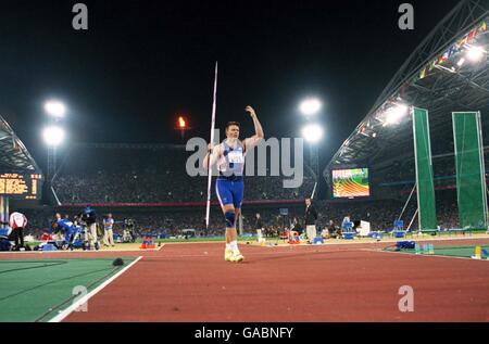 Olimpiadi di Sydney 2000 - Javelin maschile. Steve Backley della Gran Bretagna cerca di coinvolgere la folla Foto Stock