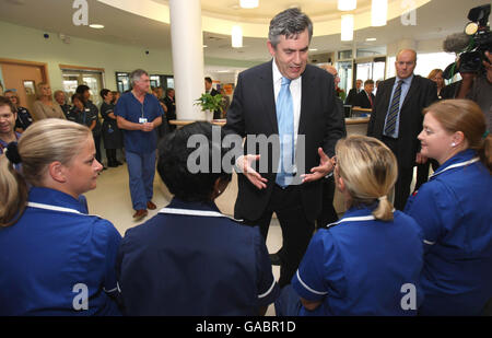 Il primo ministro britannico Gordon Brown parla con il personale infermieristico durante una visita al Basildon Hospital, centro cardiotoracico, Basildon, Essex. Foto Stock