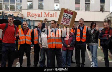 I lavoratori postali riconoscono il sostegno degli automobilisti che passano mentre pickets l'ufficio di smistamento della posta reale a York oggi durante lo sciopero nazionale. Foto Stock