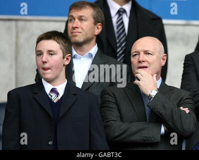 Chelsea Chief Executive Peter Kenyon (r) negli stand precedenti Per iniziare, come il proprietario Roman Abramovich (indietro) guarda sopra Foto Stock