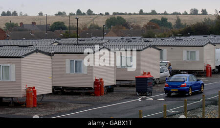 In seguito alle inondazioni estive, i residenti del Toll Bar vicino a Doncaster sono alloggiati in queste unità temporanee in un composto vicino alle loro case che sono stati gravemente danneggiati dai deluges. Foto Stock