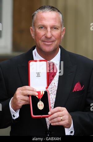 Inghilterra e Somerset leggenda del cricket Sir Ian Botham dopo aver ricevuto la sua cavallerezza dalla Regina a Buckingham Palace, Londra. Foto Stock