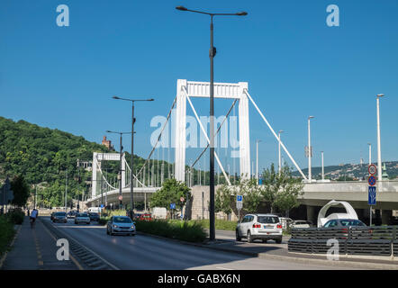 Elizabeth Bridge, il collegamento di Buda e Pest attraverso il fiume Danubio, e 15 marzo road, Central Budapest, Ungheria Foto Stock