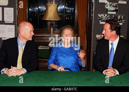 Da destra a sinistra, il leader del Partito conservatore David Cameron, ex primo ministro conservatore Margaret Thatcher con l'ex leader ora segretario ombra degli Esteri William Hague si incontrano per una visione delle sale Shadow Cabinet presso la Houses of Commons di Londra Whitehall. Foto Stock