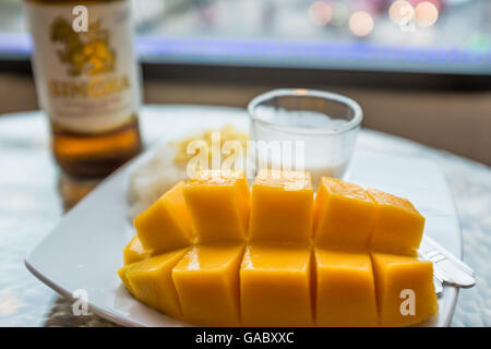 Una piastra di deliziosi piatti succulenti dolci di mango e appiccicosa budino di riso. Foto Stock