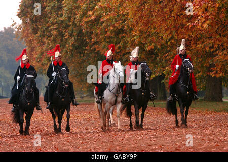 I Royal Horseguards provano la loro parata di fronte agli alberi autunnali, ad Hyde Park, nel centro di Londra. Foto Stock