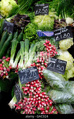 Ravanelli e verdure su stallo nella Borough Market, Londra, Inghilterra Foto Stock