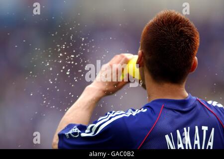 Calcio - Coppa del mondo FIFA 2002 - Gruppo H - Tunisia / Giappone. Hidetoshi Nakata in Giappone prende una meritata bevanda durante la partita con la Tunisia Foto Stock