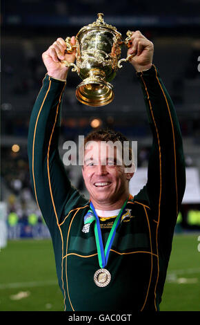 John Smit in Sud Africa si aggiudica il trofeo dopo la vittoria nella finale della Coppa del mondo di rugby IRB allo Stade de France, Saint Denis, Francia. Foto Stock