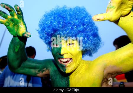 Un fan del Brasile entra nello spirito di carnevale prima di Il gioco con il Belgio Foto Stock